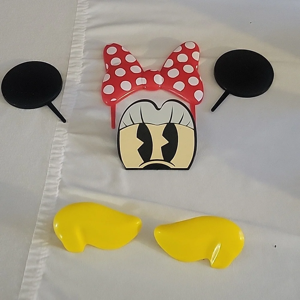 Minnie Mouse Cake topper.